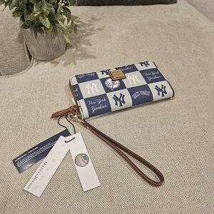 Brand New Dooney & Bourke Large Wallet Wristlet New York Yankees Sports